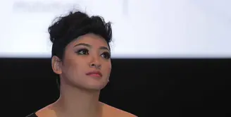 Tidak  mau setengah-setengah dalam melakoni sebuah peran. Itulah Puteri Indonesia 2007, Agni Pratistha dalam film berjudul Pinky Promise. Awalnya, Agni tidak diharuskan untuk mencukur habis rambutnya. (Andy Masela/Bintang.com)