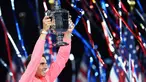 Rafael Nadal mengangkat trofi AS Terbuka 2017 setelah mengalahkan petenis Afrika Selatan, Kevin Anderson pada final tunggal putra di USTA Billie Jean King National Tennis Center,  New York, (10/9/2017). Rafael Nadal menang 6-3, 6-3, 6-4. (AFP/Jewel Samad)