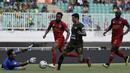 Gelandang Tira Persikabo, Ciro Henrique, berusaha melewati kiper Kalteng Putra, Dimas Galih, pada laga Shopee Liga 1 di Stadion Pakansari, Bogor, Jumat (26/7). Tira Persikabo menang 5-2 atas Kalteng. (Bola.com/Yoppy Renato)