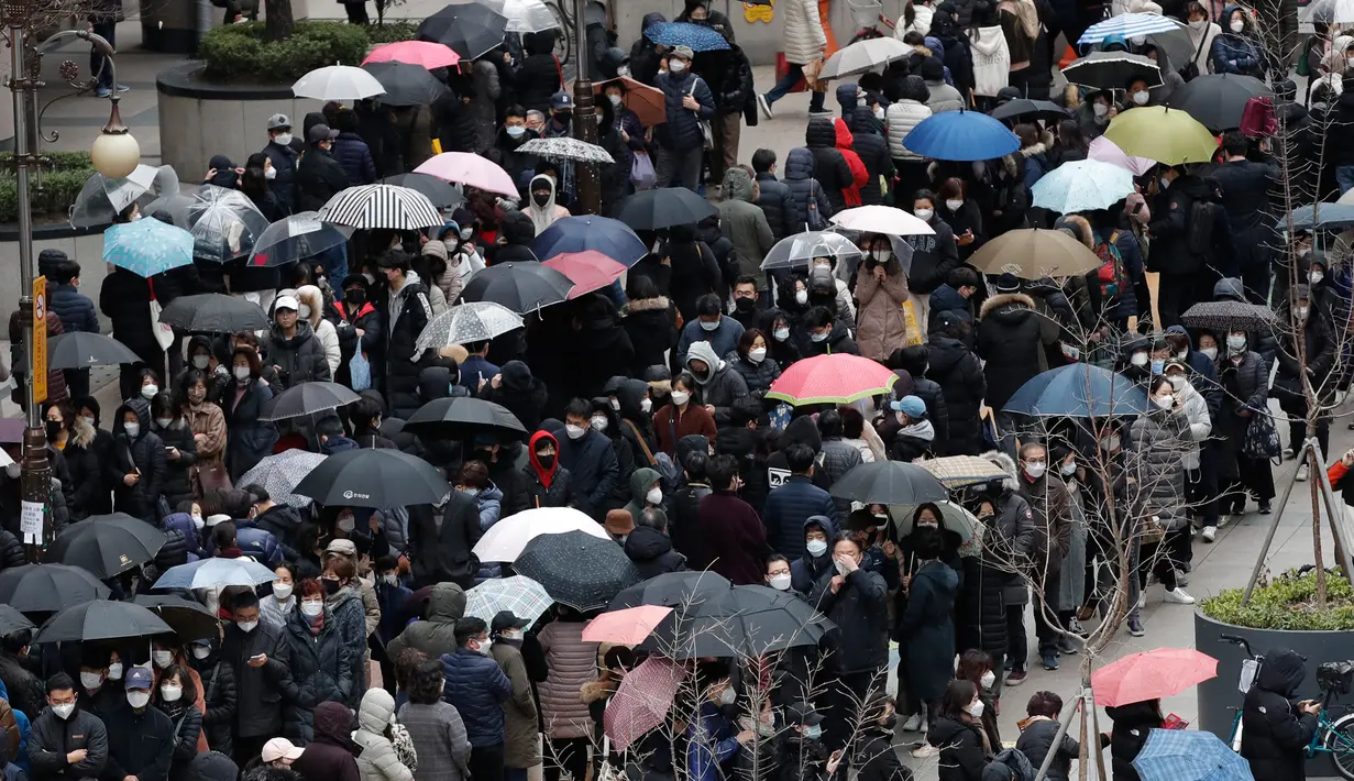 Orang-orang mengantre untuk membeli masker pelindung dari sebuah department store di Seoul, Jumat (28/2/2020). Presiden Moon Jae-in sejak akhir pekan lalu menyatakan Korea Selatan siaga satu corona dan meminta semua warga menghindari acara yang dihadiri banyak orang. (AP /Lee Jin-man)