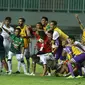 Pemain Bali United merayakan kemenangan atas PS TNI dilanjutan Liga 1 Indonesia di Stadion Pakansari, Kab Bogor, Senin (10/7). Laga dimenangkan Bali United dengan skor 4-3. (Liputan6.com/Helmi Fithriansyah