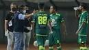 Pelatih Persebaya Surabaya, Aji Santoso memberi arahan kepada para pemainnya saat menghadapi Persik Kediri dalam laga Grup C Piala Menpora 2021 di Stadion Si Jalak Harupat, Bandung, Selasa (23/3/2021). Persebaya menang 2-1 atas Persik. (Bola.com/M Iqbal Ichsan)