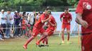 Pemain asing Persija asal Brasil, Jaimerson da Silva Xavier saat latihan di Lapangan Sutasoma, Halim Perdanakusuma, Jakarta, Jumat (29/12). Sebelumnya, mantan pemain Santa Cruz itu menjalani tes kesehatan dan fisik. (Liputan6.com/Helmi Fithriansyah)