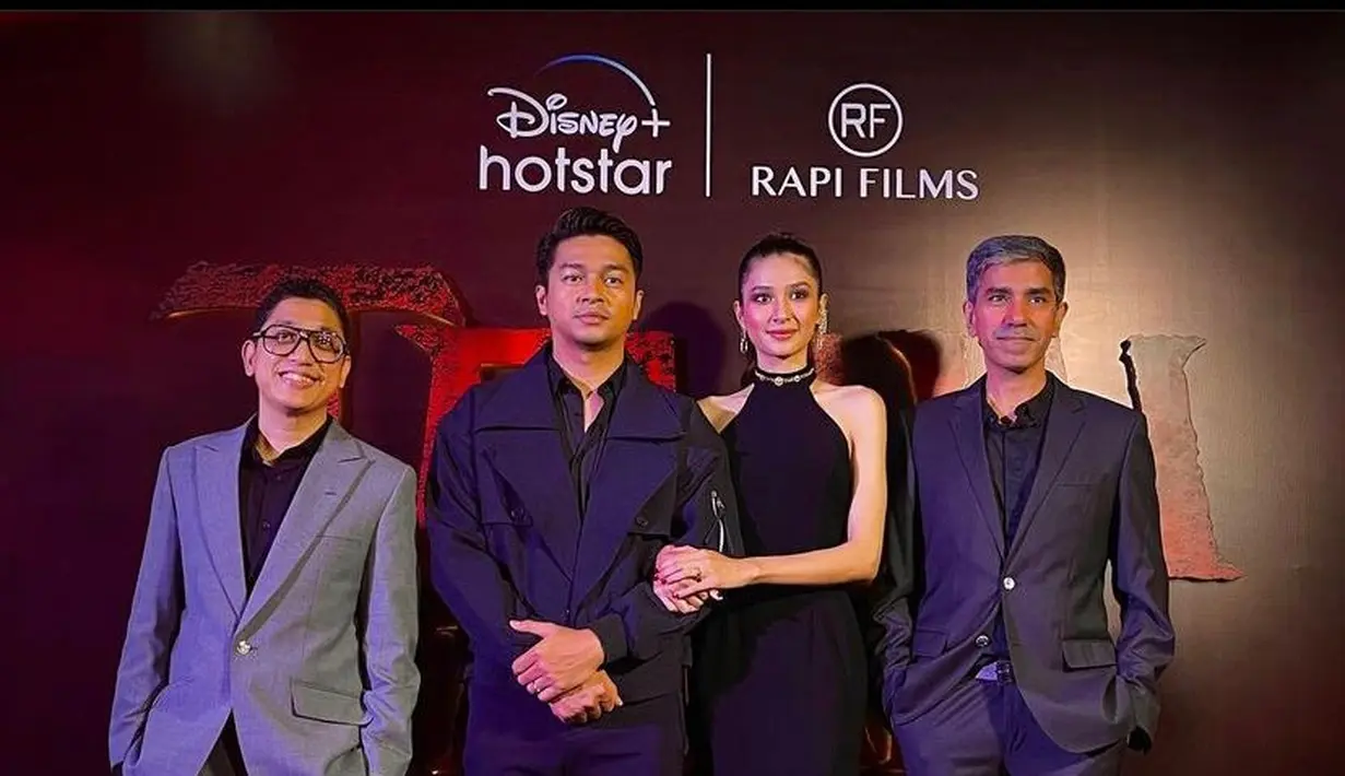 Sementara sang suami yang berperan sebagai Esa tampil gagah dengan layering outfit serba hitam. @miktambayong.