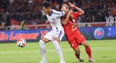 Kapten tim Arema FC, Hansamu Yama Pranata (kiri) berebut bola dengan gelandang serang Persija, Witan Sulaeman saat pertandingan pekan ke-20 BRI Super League 2025/2026 di Stadion Utama Gelora Bung Karno, Jakarta, Minggu (8/2/2026). Menjamu Arema FC, Macan Kemayoran tumbang. (Bola.com/ Abdul Aziz)