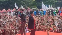 Ketua Umum PDI Perjuangan Megawati Soekarnoputri berjoget saat menghadiri kampanye terbuka capres dan cawapres pasangan Ganjar Pranowo-Mahfud Md di Lapangan Tegallega, Kota Bandung, Jawa Barat, Minggu (21/1/2024). (Ist).