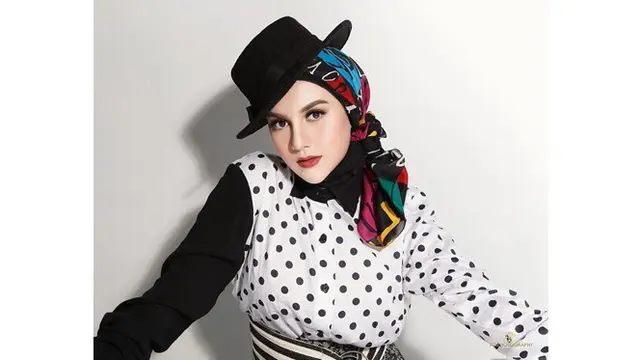 5 Gaya Pemotretan Irish Bella Bertema 'Positive Smile', Memesona Banget