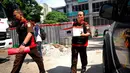 Petugas membawa barang bukti dokumen yang berhasil dikumpulkan dari kantor Dinas Perhubungan dalam sebuah kardus, Jakarta, (22/9/14). (Liputan6.com/Johan Tallo)