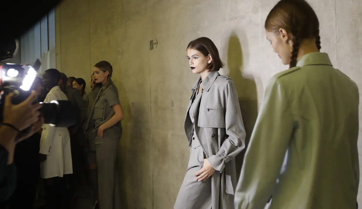 Model Kaia Gerber menunggu di belakang panggung sebelum tampil membawakan koleksi Max Mara Spring-Summer 2020 selama pekan mode di Milan, Italia (19/9/2019). (AP Photo/Luca Bruno)