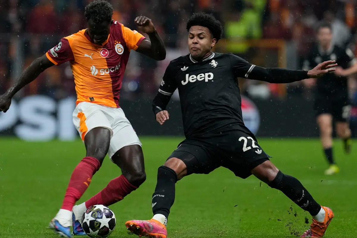 Pemain Galatasaray Davinson Sanchez (kiri) berebut bola dengan pemain Juventus Weston McKennie