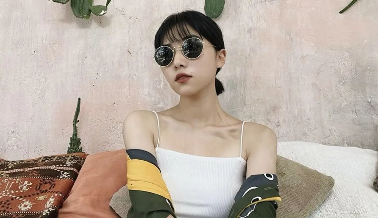 Tampil santai dengan rambut pendek yang dikuncir minimalis ke belakang. Dengan poni depan yang on point. @isyanasarasvati