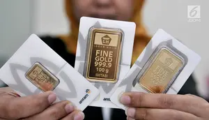Wujud  emas  batangan yang dijual di gerai PT Aneka Tambang TBK (Antam), Jakarta, Senin (24/6/2019). Harga emas Antam naik Rp 3.500 per gram menjadi Rp 702.500 ribu per gram dari sebelumnya Rp 699 ribu per gram. (merdeka.com/Iqbal Nugroho)