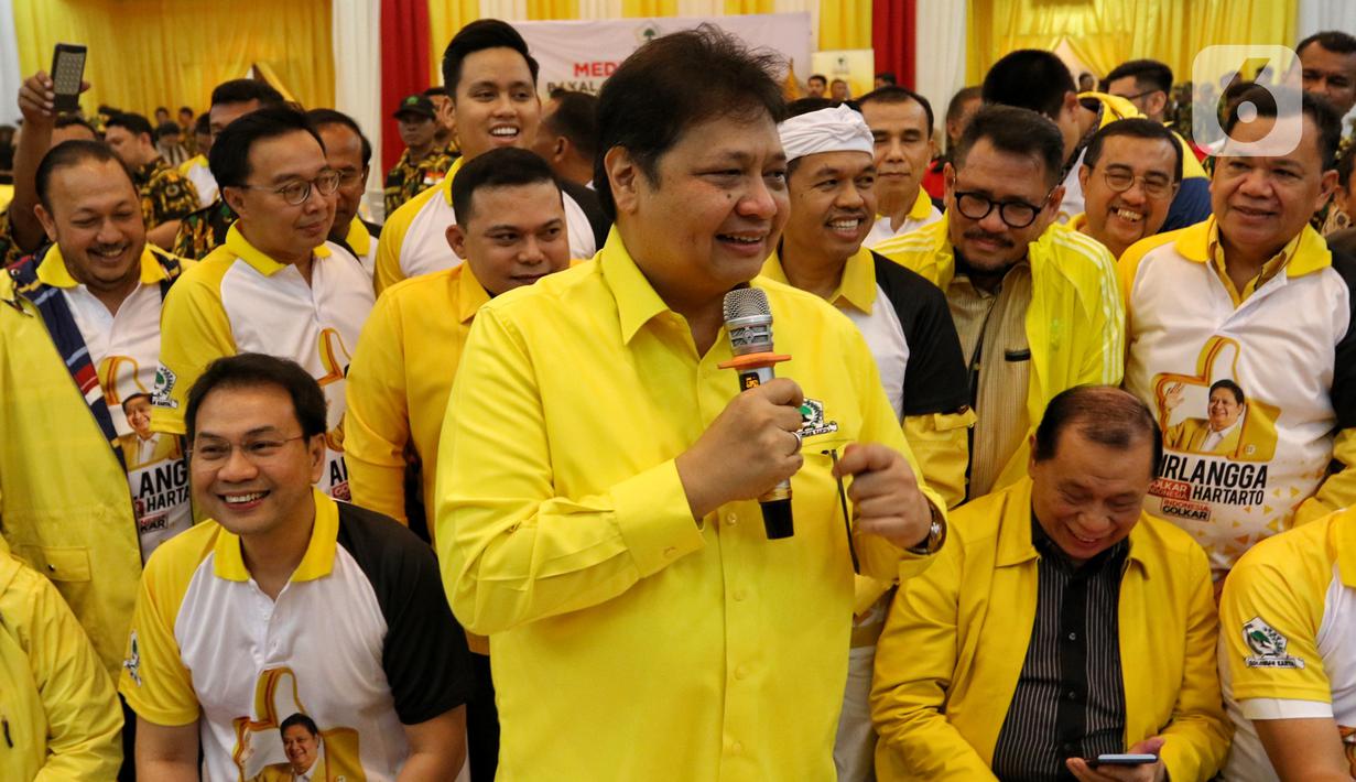 Ketum Golkar Airlangga Hartarto menyampaikan keterangan usai menyerahkan berkas pendaftaran bakal calon ketua umum Partai Golkar di Jakarta, Senin (2/12/2019). Munas Partai Golkar akan digelar 3 Desember 2019 dengan salah satu agendanya pemilihan ketum periode 2019-2024. (Liputan6.com/Johan Tallo)