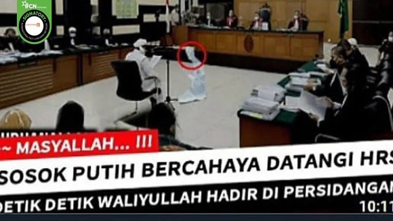 Gambar Tangkapan Layar Cuplikan Video yang Diklaim Sosok Putih Bercahaya Datang Saat Rizieq Shihab Menjalani Sidang (sumber: Facebook)