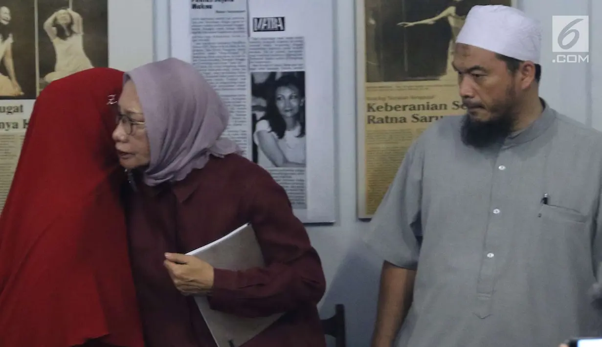 Aktivis Ratna Sarumpaet usai konferensi pers terkait kasus penganiayaan yang dialaminya, Jakarta, Rabu (3/10). Ratna mengakui tidak ada penganiayaan yang diterimanya seperti kabar yang berkembang beberapa waktu terakhir. (Liputan6.com/Immanuel Antonius)