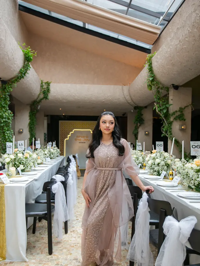 Era Shimmer Belum Berakhir! Intip Gaya Modest Lebaran ala Naura Ayu dengan Crocs