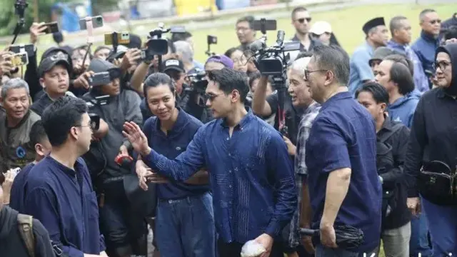 Penuh Makna, Ini Alasan Sahabat dan Keluarga Kompak Kenakan Biru di Pemakaman Vidi Aldiano
