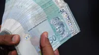 Ilustrasi uang ringgit Malaysia (AFP Photo)