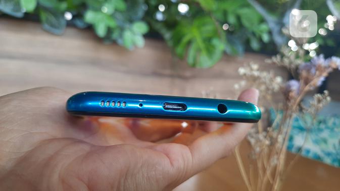 Samsung Galaxy M30s dibekali jack audio 3,5mm dan port USB tipe C. (Liputan6.com/ Agustin Setyo W).