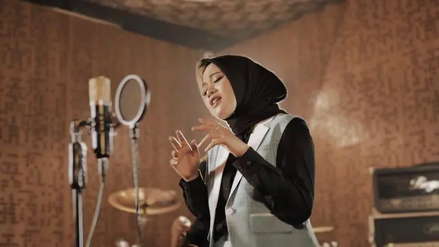 7 Potret Terbaru Anisa Rahman, Eks Backing Vokal Sabyan Gambus