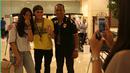 Pemain Mitra Kukar, Patrick Cruz, menjadi pemain yang paling sering diajak berfoto oleh suporter wanita saat tiba di Hotel Sultan, Jakarta, seusai menjuarai Piala Jenderal Sudirman, Minggu (24/1/2016). (Bola.com/Arief Bagus)