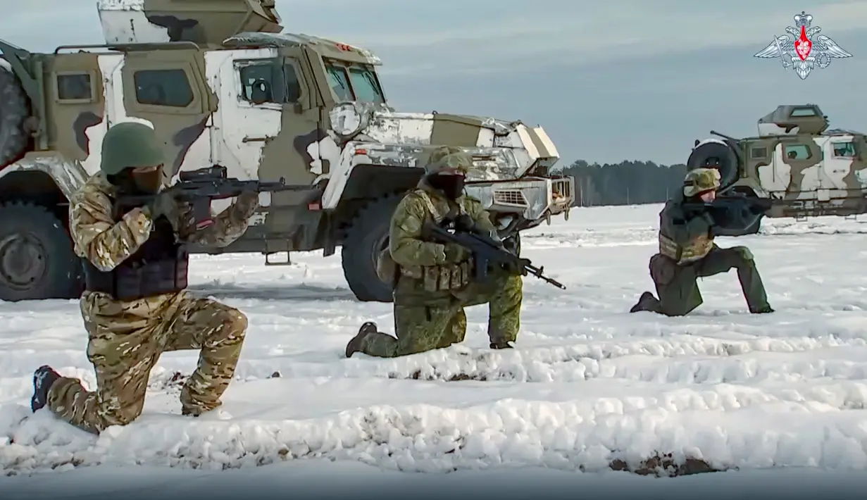Dalam foto selebaran yang diambil dari video Layanan Pers Kementerian Pertahanan Rusia pada 28 Desember 2022 memperlihatkan pasukan Rusia ikut serta dalam latihan di lokasi yang tidak ditentukan di Belarusia. (Russian Defense Ministry Press Service via AP)