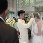 Momen saat Chicco Jerikho membuka penutup kepala Putri Marino usai mengucapkan janji sehidup semati. (Sumber: Jozz Felix Photography)