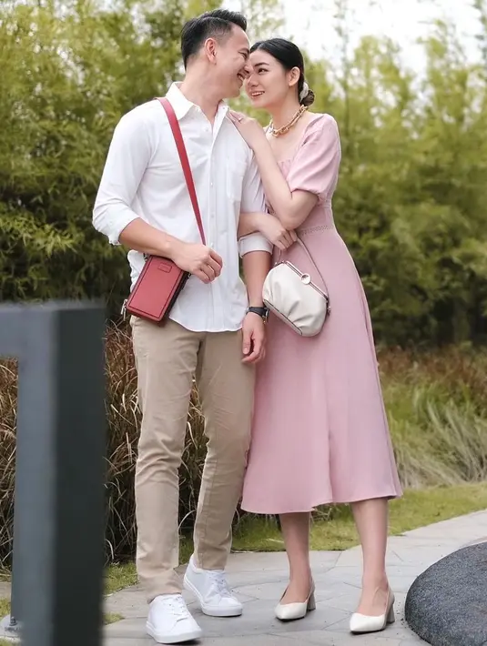 Memakai simple dress berwarna baby pink yang dipadukan dengan mini bag serta heels sederhana ini juga cocok digunakan saat kencan. Bahkan, Patricia Devina terlihat tidak menggunakan makeup ataupun tatanan rambut berlebih. (Liputan6.com/IG/@pattdevdex)