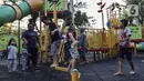 Anak-anak didampingi orangtua bermain di RPTRA Bhineka Jakarta Selatan, Sabtu (30/7/2022). Selain menjadi alternatif mengisi libur bersama keluraga, taman juga menjadi ruang bagi warga untuk berinteraksi sosial sekaligus mengeduksi anak untuk bermain bersama teman-teman dengan wahana yang tersedia. (Liputan6.com/Johan Tallo)