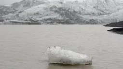 Foto yang diambil 16 Oktober 2015 menunjukkan bongkahan es terapung di perairan Gletser Solheimajokull, Islandia. Pemanasan global menyebabkan gletser Solheimajokull mencair hingga 1 km sejak pengukuran tahunan pada 1931. (AFP PHOTO/POOL/Thibault Camus)