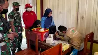 Kepala BIN Daerah (Kabinda) Aceh, Andi Roediprijatna W memantau proses vaksinasi booster di salah satu wilayah di Banda Aceh.