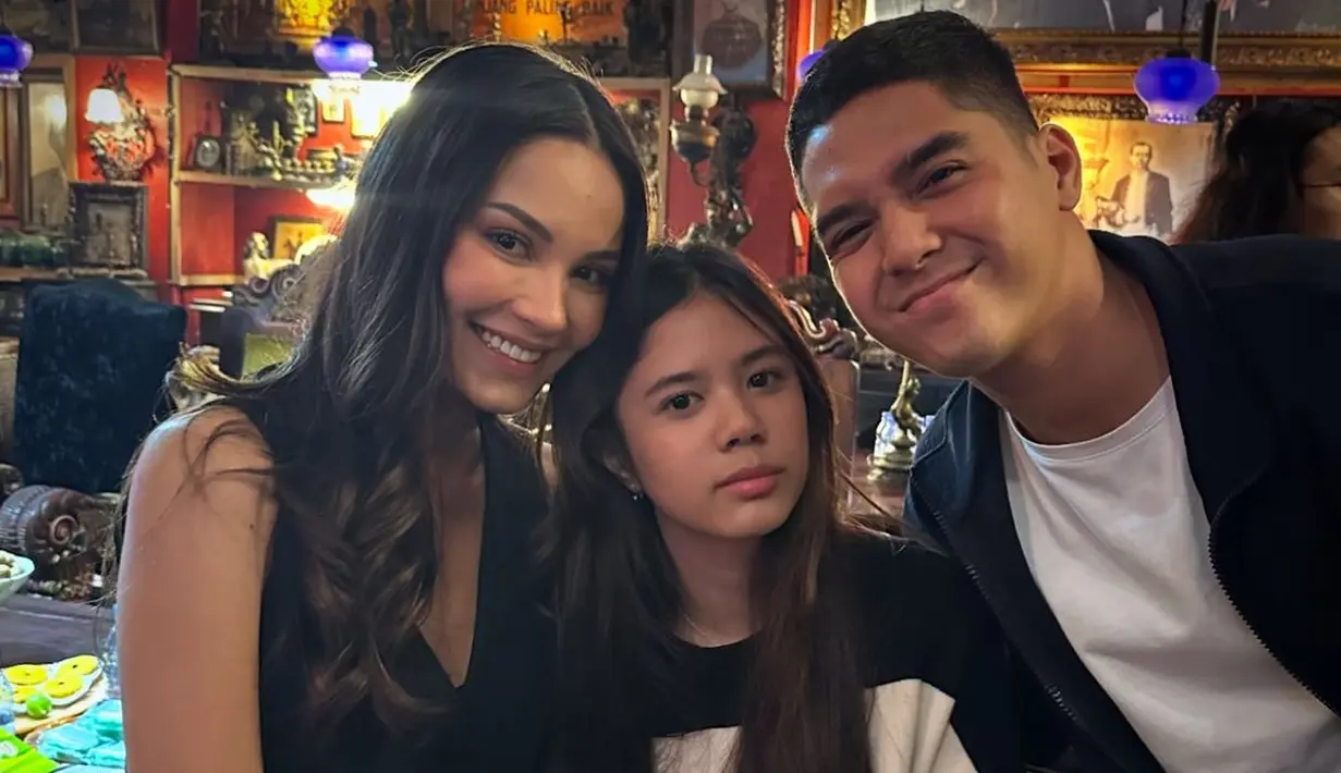 Di momen lain memperlihatkan kedekatan Alyssa bareng calon adik ipar. Alyssa tampil begitu menawan kenakan vest hitam yang dipadukan long pants putih. [@alghazali7].