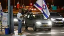 Warga berdemonstrasi menentang gencatan senjata dengan Hamas di Kota Ashkelon Selatan, Israel, Rabu (14/11). Gencatan senjata di Jalur Gaza dilakukan setelah terjadi pertempuran sengit selama dua hari. (JACK GUEZ/AFP)