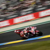 Pembalap Italia dari Tim Ducati Lenovo, Francesco Bagnaia, menikung saat sesi latihan pertama menjelang Grand Prix MotoGP Prancis di Le Mans, Prancis barat laut, pada 8 Mei 2026. (Loic VENANCE/AFP)