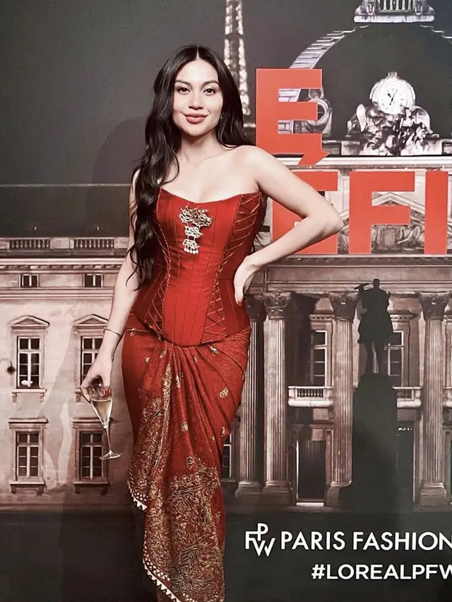 Inspirasi Pakaian Merah dari Ariel Tatum, credit: (@arieltatum)