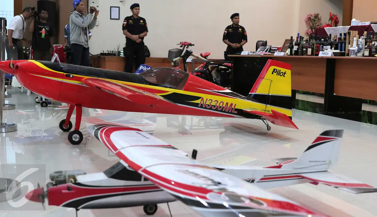 Pesawat remot kontrol yang disita oleh Petugas Bea dan Cukai Tipe A di kantor KPU Bea Cukai, Tanjung Priok, Jakarta, Rabu (30/12). Sebanyak 63 dokumen diamankan karena terdapat barang yang dilarang dan pembatasan impornya. (Liputan6.com/Angga Yuniar)