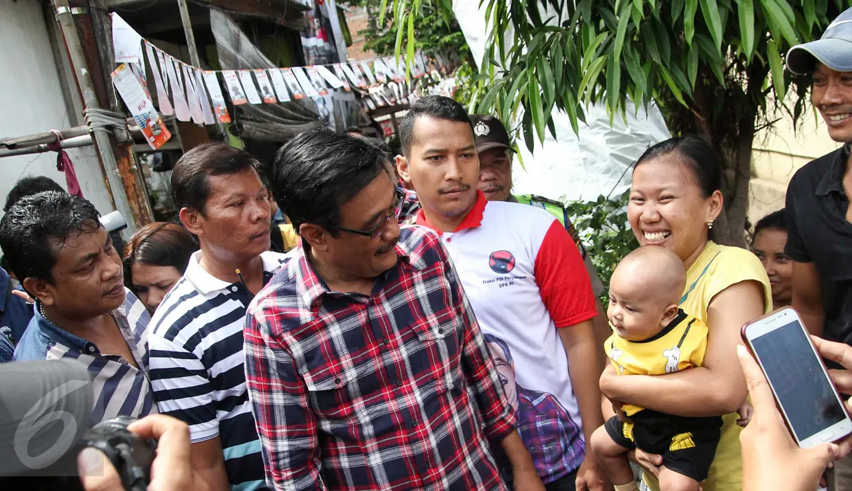 Cagub DKI Jakarta Djarot Saiful Hidayat saat blusukan di Menteng Atas, Jakarta Selatan, Selasa (17/1). Selain berdialog dengan warga, Djarot juga menyampaikan program yang akan ia jalani bersama Ahok jika terpilih nanti. (Liputan6.com/Yoppy Renato)