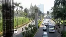 Sejumlah kendaraan melintas di antara tiang monorel di kawasan Senayan, Jakarta, Rabu (2/7/14). (Liputan6.com/Faizal Fanani)