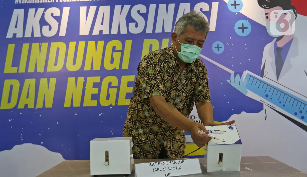 Peneliti LIPI Bambang Widyatmoko memperlihatkan cara kerja alat penghancur jarum suntik buatan LIPI saat melakukan uji coba APJS di Gedung LIPI, Jakarta, Kamis  (18/3/2021). Alat tersebut diharapkan dapat menangani limbah jarum suntik pada masa vaksinasi COVID-19. (Liputan6.com/Herman Zakharia)