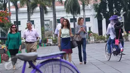 Sejumlah wisatawan asing mengunjungi Kota Tua, Jakarta, Kamis (6/10). Jumlah wisatawan asing yang berkunjung ke Indonesia naik sebesar 13,19 persen dibandingkan bulan yang sama di tahun 2015 atau year on year (yoy). (Liputan6.com/Angga Yuniar)