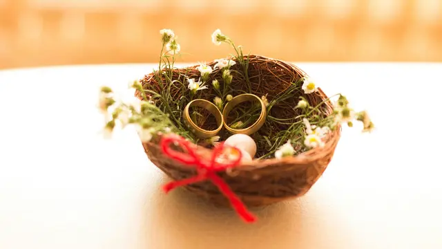 Memberikan hadiah di pesta pertunangan adalah opsional