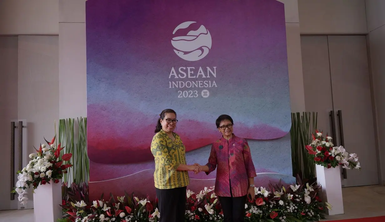 Alleira Batik dengan bangga menunjukan keseriusannya untuk menjadi salah satu merek dagang fashion yang mendunia. Mengenalkan batik Indonesia ke mancanegara dengan ciri khas warna serta inovasi pengambangan design dan motif eksklusifnya. Credit:  Alleira Batik