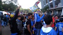 Ratusan Aremania Jabotabek menyambut suporter Semen Padang dan Mitra Kukar di final Piala Jenderal Sudirman.