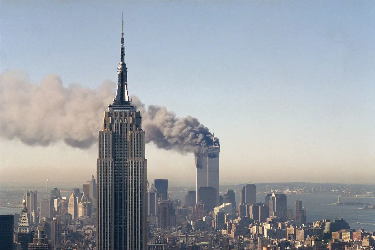 Manhattan, Kota New York pada saat tragedi 11 September 2001. Di kejauhan, asap yang mengepul bersumber dari menara kembar World Trade Center sehabis dihantam dua pesawat, yang membuat kedua gedung runtuh (AP PHOTO)