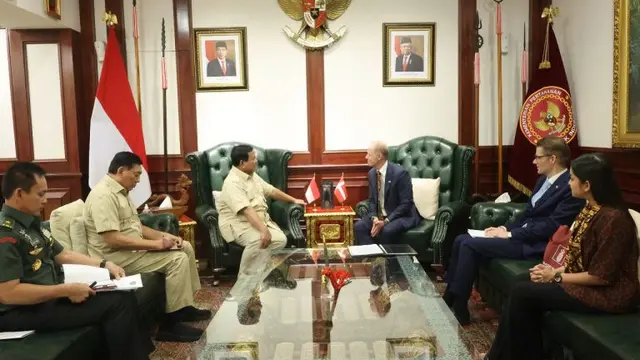 Menteri Pertahanan Prabowo Subianto membahas kerja sama bidang pertahanan dengan Duta Besar Denmark untuk Indonesia Sten Frimodt Nielsen di Kantor Kementerian Pertahanan RI, Jakarta Pusat. (Istimewa)