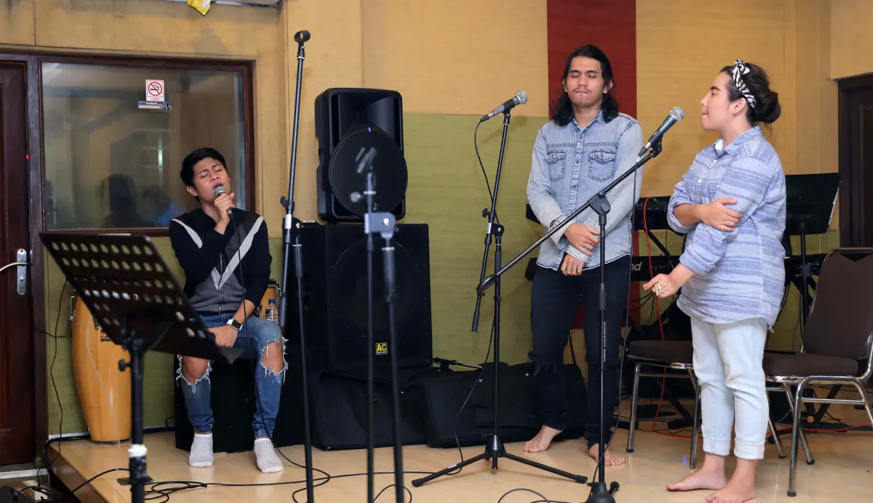 Penyanyi asal Sorong berusia 21 tahun, Esal saat menjalani latihan jelang mini konser di Studio BepBop, Tebet, Jakarta Selatan, Rabu (31/8/2016). (Andy Masela/Bintang.com)