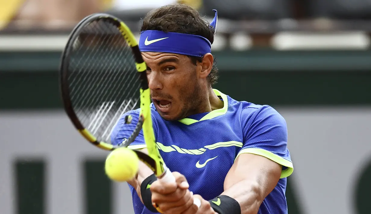 Petenis Spanyol, Rafael Nadal, saat bertanding melawan petenis Georgia, Nikoloz Basilashvil pada Prancis Terbuka 2017 di Stadion Roland Garros, Paris, Jumat (02/06/2017). (AFP/Christophe Simon)