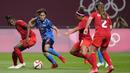 Iwabuchi Mana merupakan bagian dari Jepang saat mereka merengkuh gelar Piala Dunia tahun 2011. Kali ini, ia mengincar medali emas Olimpiade Tokyo, apalagi Jepang saat ini menjadi tuan rumah. Kehebatannya mengolah bola menciptakan satu gol penyeimbang ke gawang Kanada. (Foto: AP/Silvia Izquierdo)