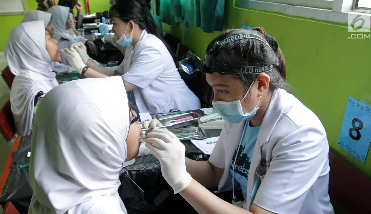 Siswa menjalani pemeriksaan gigi gratis di Mts Negeri 1, Batam, Kepri, Selasa (7/8). Kegiatan pemeriksaan gigi gratis yang merupakan rangkaian Formula Untuk Indonesia diikuti 3.500 warga dan siswa. (Liputan6/com/HO/Iwan)