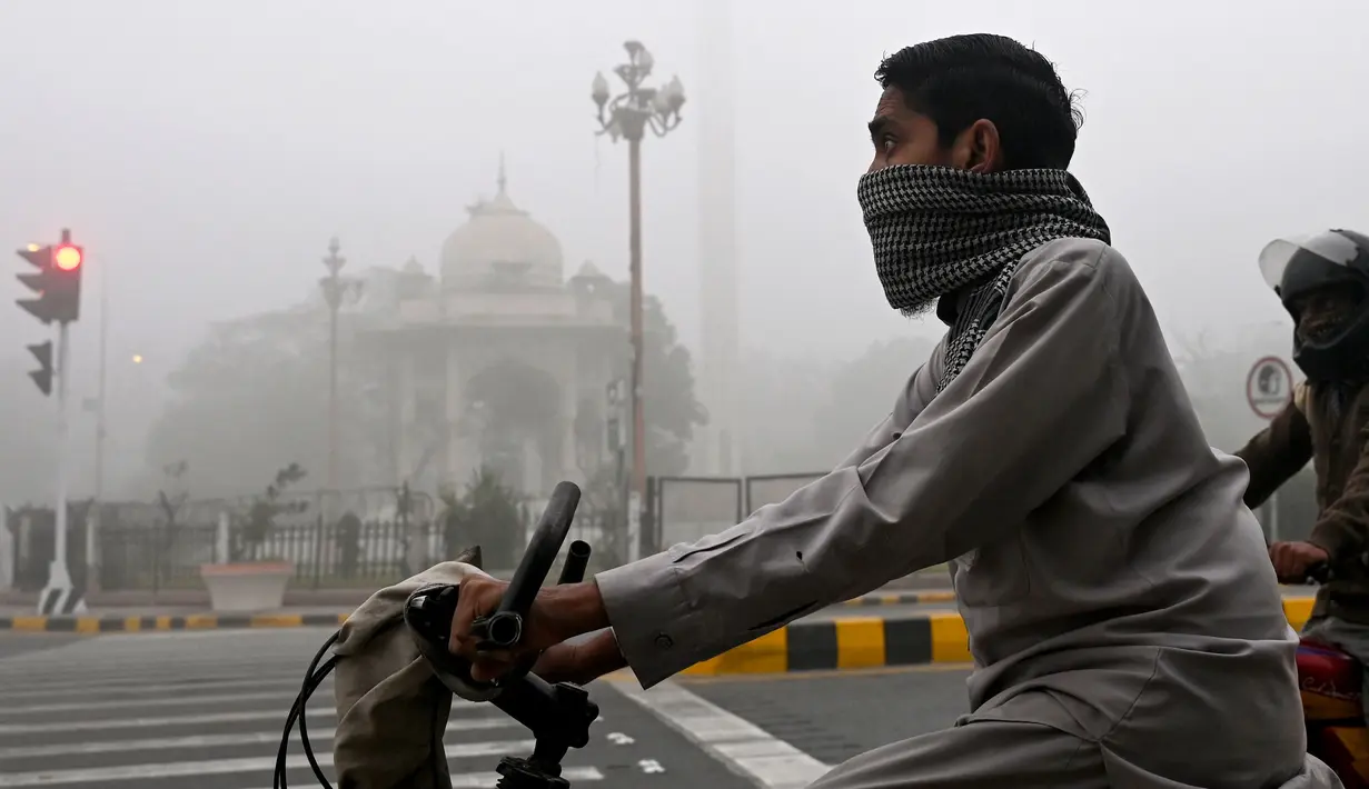 Kabut asap menyelimuti jalan-jalan dan mengurangi jarak pandang di kota Lahore, Provinsi Punjab, Pakistan. (Arif ALI/AFP)